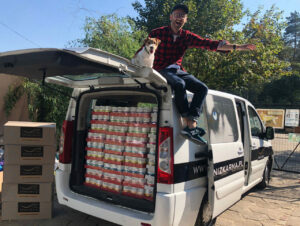 Pies Prezes i Jimmy przekazali ponad pół tony karmy do schroniska w Nowym Dworze Mazowieckim