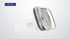 Pies rozlewa wodę gdy pije