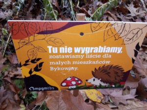 Tabliczka z informacją o kopcach dla jeży